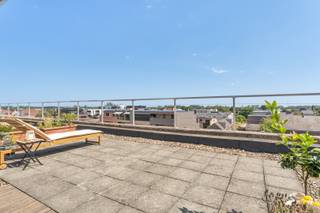 Welkom op de Witte Torenwal 5 bus 15 in Bree.<br /><br />Bent u op zoek naar een instapklaar appartement in het centrum van Bree?<br />Zoekt u een investeringsappartement dat u meteen wenst te verhuren?<br />Dan is dit lichtrijke dakappartement met twee ruime terrassen absoluut een bezoek waard!<br /><br />Gelegen op het bovenste verdiep, geniet u hier van een aangename woonomgeving in het hart van Bree, met winkels, horeca, openbaar vervoer en andere voorzieningen op wandelafstand. Dankzij de centrale ligging combineert dit appartement comfort, rust en een uitstekende bereikbaarheid.<br /><br />Troeven:<br />✔ Instapklaar<br />✔ Twee ruime terrassen (voor- en achterzijde)<br />✔ Conforme stroomkeuring<br />✔ Gunstige EPC score (B label)<br />✔ Veel natuurlijke lichtinval<br />✔ Open en geïnstalleerde keuken<br />✔ Ondergrondse berging<br />✔ Gelegen in het centrum van Bree<br /><br />Indeling – appartement (ca. 67,06 m² bewoonbare oppervlakte):<br /><br />Het appartement omvat een centrale inkomhal, een apart toilet, een ruime en lichtrijke leefruimte met open geïnstalleerde keuken, een volledig geïnstalleerde badkamer en één ruime slaapkamer met dressing.<br /><br />Bovendien beschikt het appartement over twee aangename terrassen aan de voor- en achterzijde, waardoor u op elk moment van de dag van de zon kunt genieten.<br />In de ondergrondse verdieping bevindt zich nog een private berging.<br /><br />Het EPC-verslag, het grondplan en andere beschikbare documenten kan u eenvoudig downloaden in bijlage.<br /><br />Interesse in een bezichtiging?<br />Bel ons via 089 391 555 of mail naar info@frerevastgoed.be.