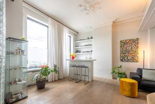 Ontdek deze uitzonderlijke ruime en karaktervolle burgerwoning te Lauwe, nabij het Preshoekbos. <br /><br />Wat deze woning bijzonder maakt:<br />-Instapklaar en uitzonderlijk ruim (± 285 m²) <br />-Authentieke details in combinatie met modern comfort <br />-Centrale en rustige ligging <br />-4 volwaardige slaapkamers, plus een hobby- en bergruimte <br />-Volledig uitgeruste keuken met kwaliteitstoestellen <br />-Verzorgde, onderhoudsarme tuin met vijver en loungeplek <br />-Droge kelder<br /><br />Indeling: Het gelijkvloers verwelkomt u in een sfeervolle leefruimte, ingedeeld in een gezellige zithoek met bar en aansluitend een ruime eetkamer. Daarnaast bevindt zich een praktische berging en een apart toilet. De volledig geïnstalleerde keuken sluit mooi aan bij de eetruimte en is uitgerust met kwalitatieve toestellen en duurzame materialen. Vanuit de leefruimtes heeft u directe toegang tot de verzorgde tuin met vijver en ruime loungehoek. <br />Op de eerste verdieping bevinden zich drie ruime slaapkamers, een handige berging en een verzorgde badkamer met dubbel lavabomeubel en inloopdouche. De tweede verdieping biedt een bijkomende slaapkamer, een polyvalente hobby- of ontspanningsruimte en nog een extra kamer die perfect dienst kan doen als berging of werkruimte.<br /><br />Nieuwsgierig geworden?<br />Kom langs op onze bezoekdag op zaterdag 29/08 ervaar zelf de charme en de eindeloze mogelijkheden die deze woning te bieden heeft.<br /><br />REF: AI/26058/TK<br />EPC: 372 kWh/m²jaar – UC: 20260420-0003850891-RES-1