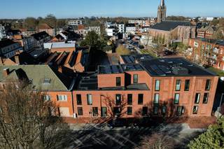 In dit kleinschalige en doordacht ontworpen woonproject in Kortrijk is momenteel nog slechts één woning beschikbaar. De site bestaat uit 6 appartementen, 3 woningen en 4 stapelwoningen en vormt een mooi en samenhangend geheel, waarbij veel aandacht werd besteed aan wooncomfort, bereikbaarheid en een aangename woonomgeving.<br />Deze moderne gesloten bebouwing combineert het comfort van een ruime gezinswoning met de voordelen van wonen vlak bij het centrum van Kortrijk. Winkels, scholen en tal van dagelijkse voorzieningen bevinden zich in de onmiddellijke omgeving. Ook het station van Kortrijk, de Doorniksesteenweg en belangrijke invalswegen zijn vlot bereikbaar. Dankzij deze centrale ligging kunt u heel wat verplaatsingen eenvoudig te voet of met de fiets maken.<br /><br />Binnenin biedt de woning verrassend veel ruimte. Er zijn vier volwaardige slaapkamers en een extra bureauruimte, waardoor de woning bijzonder geschikt is voor gezinnen, thuiswerk of wie graag wat extra ruimte ter beschikking heeft. Bovendien wordt de woning volledig afgewerkt aangeboden, inclusief schilderwerken en verlichting, zodat u zonder grote bijkomende werken kunt verhuizen.<br />Ook de buitenruimtes vormen een belangrijke troef. Op het gelijkvloers beschikt de woning over een aangelegde tuin met achteruitweg, waardoor de tuin ook praktisch bereikbaar is zonder door de woning te moeten. Daarnaast bevindt zich op de tweede verdieping een ruim zuidwestgericht terras. Dankzij de gunstige oriëntatie geniet u hier volop van de namiddag- en avondzon én van een mooi open zicht op de Sint-Rochuskerk.<br /><br />Binnen het project is bovendien een afgesloten gemeenschappelijke fietsenstalling voorzien. Een ondergrondse private garagebox is inbegrepen in de verkoopprijs en wordt voorzien van de nodige voorzieningen om een laadpaal te kunnen installeren.<br /><br /><strong>Troeven van deze woning: </strong>
<ul>
<li>Mogelijkheid tot aankoop aan 6% btw, indien aan de geldende voorwaarden wordt voldaan; </li>
<li>Laatste woning! Beschikbaar bij akte; </li>
<li>Vier volwaardige slaapkamers en een extra bureauruimte; </li>
<li>Volledig afgewerkt, inclusief schilderwerken en verlichting; </li>
<li>Aangelegd tuin met uitweg en ruim terras op de tweede verdieping; </li>
<li>Ondergrondse private garagebox inbegrepen in de prijs, met voorzieningen voor een laadpaal; </li>
<li>E-peil 20: 50% korting op de onroerende voorheffing gedurende 5 jaar; </li>
</ul>
<br />Een ruime woning met twee aangename buitenruimtes, een private garagebox en een bijzonder centrale ligging: een combinatie die in het centrum van Kortrijk niet vanzelfsprekend is.<br />Interesse in deze laatste beschikbare woning? Neem gerust contact met ons op voor meer informatie of een bezoek ter plaatse.