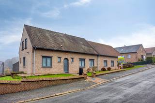 Deze uitzonderlijk ruime villa biedt niet alleen een comfortabele gezinswoning, maar is ook ideaal voor een kangoeroewoning of voor een vrij...