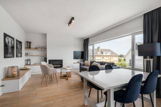 <strong>Gemeubeld appartement met 3 slaapkamers te huur </strong><br />
<p>Bent u op zoek naar een comfortabele woning op een rustige locatie aan de kust? Dit gemeubelde appartement met drie slaapkamers is ideaal voor wie op zoek is naar een aangename woonomgeving voor lange termijn.</p>
<p>Het appartement is rustig gelegen, op wandelafstand van de duinen, waar u dagelijks kunt genieten van de natuur, frisse zeelucht en prachtige wandel- en fietsroutes. Dankzij de praktische indeling en de volledige meubilering kunt u meteen uw intrek nemen.</p>
<strong>Indeling</strong><br /><br />Het appartement heeft een mooie lichtrijke woonkamer met een open keuken. Verder zijn er 3 slaapkamers, waarvan 1 slaapkamer met toegang tot een balkon, een badkamer met inloopdouche, toilet, een lavabo in meubel en met aansluiting voor een wasmachine. <br /><br /><strong>Troeven</strong><br /><br />- Gemeubeld appartement<br />- Vlakbij de duinen<br />- Gelegen op een rustige plaats<br /><br /><br />Interesse?<strong> </strong>Neem gerust contact met ons op voor meer informatie of een bezichtiging.<br /><strong>Contact: </strong>Soraya: soraya@servimoholidays.be / 058/22.41.70