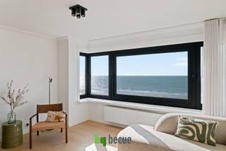 STARTPRIJS: 495.000 EURO ! Luxueus vernieuwd appartement (92 m²) met EPC A<br />Dit volledig gerenoveerde appartement van 92 m² geniet een topligging op wandelafstand van het Silt en combineert verfijnd wooncomfort met hoogwaardige materialen en uitstekende energieprestaties (EPC-label A).<br /><br />De royale, lichtrijke leefruimte is afgewerkt met volwaardig parket en straalt warmte en elegantie uit. Aansluitend bevindt zich de volledig vernieuwde designkeuken, uitgerust met kwalitatieve materialen en moderne toestellen – een perfecte harmonie tussen esthetiek en functionaliteit.<br /><br />De stijlvolle badkamer beschikt over een ruime inloopdouche en wordt aangevuld met een apart gastentoilet. Twee praktische bergingen zorgen voor bijkomend comfort en optimale opbergruimte.<br /><br />Beide volwaardige slaapkamers geven uit op het zonnige terras, waar u in alle rust en privacy kan genieten.<br /><br />Ook de residentie werd grondig gemoderniseerd: de stijgleidingen werden vernieuwd en de achtergevel werd recent gerenoveerd.<br /><br />Het appartement wordt ongemeubeld verkocht. De aanwezige meubelen kunnen desgewenst afzonderlijk worden overgenomen.<br />Mogelijkheid tot aankoop van een garage in de onmiddellijke nabijheid (onder het Epernayplein).