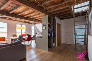 Prachtig (deels gemeubeld) duplex appartement met unieke charme, gestyled door Axel Vervoordt en gelegen op toplocatie! Zicht op de kathedraal en...