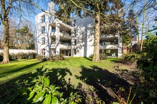 <strong>Residentie "Driezenhof"<br /></strong>Een project van uitzonderlijke klasse: Slechts 8 villa-appartementen en 1 parkwoning, discreet gelegen in een groene stadsoase. <br />Deze nieuwe residentie ligt heerlijk verscholen in de autoluwe Driezenstraat, zonder twijfel één van de charmantste straatjes in het centrum. Hier woont u op een boogscheut van de Grote Markt en de winkelstraten, maar ontsnapt u volledig aan de stadsdrukte.<br /><br /><strong>We nemen u graag mee voor een exclusief kijkje in één van de appartementen, waar de gelukkige bewoners zonet hun intrek hebben genomen. </strong><br /><br />De villa-appartementen, verdeeld over 4 verdiepingen, bieden woonoppervlaktes van 216 m² tot wel 231m², telkens met royale terrassen op het zuiden en westen. Deze ideale oriëntaties, absolute privacy en het zicht op de parkachtige tuin maken van elk appartement een oase van rust. Deze tuin is ommuurd en werd onder architectuur aangelegd, met behoud van de monumentale bomen die het geheel een uniek karakter geven.<strong> <br /></strong>Binnen geniet u van een ongekend ruimtelijk gevoel, dankzij plafondhoogtes van meer dan 3 meter en leefruimtes met raampartijen langs 3 zijden.<strong><br /></strong><br /><strong>Afwerking en technieken</strong><span> </span><br />In residentie "Driezenhof" gaat een uiterst smaakvolle en tijdloze uitstraling hand in hand met natuurlijke materialen en de allerbeste, geavanceerde technieken: Geothermische warmtepomp, vloerverwarming + koeling, een ventilatiesysteem D met warmterecuperatie, zonnepanelen voor het collectieve verbruik met de mogelijkheid om uit te breiden met een privatieve installatie,... <br /><br />Vanzelfsprekend is het gebouw Bijna Energie Neutraal (BEN) en streeft men naar een E-peil van 20 (gegarandeerd lager dan 30!). Het appartement wordt tot in de puntjes en volledig naar uw smaak afgewerkt. Hiervoor mag u rekenen op bijzonder ruime budgetten bij zorgvuldig geselecteerde partners, zoals Segers Interieur voor de keukeninrichting. <br /><br /><strong>Wij kunnen u nog 3 villa-appartementen aanbieden:</strong><br /><strong>Nr. 1</strong>: Gelijkvloers appartement van 231m² met 3 slaapkamers, 2 badkamers en een heerlijk privaat terras 30m² aan de parktuin. <br /><strong>Nr. 3:</strong> Appartement van 231m² op de 1e verdieping met 3 slaapkamers, 2 badkamers en inpandig terras 30m² met zicht op de parktuin <br /><strong>Nr. 4</strong>: Appartement van 216m² op de 1e verdieping met 3 slaapkamers, 2 badkamers en inpandig terras 30m² met zicht op de parktuin<br /><br />Uw wagen(s) parkeert u ondergronds, in uw eigen garagebox voor 2 auto's, afgesloten met een elektrische poort. Elektrisch laden mogelijk. Afgesloten fietsenstalling op het gelijkvloers. <br /><br /><strong>Prijzen starten vanaf 808.500 EUR, exclusief garage, BTW en gebruikelijke aankoopkosten.</strong><br /><br /><strong>De verkoop geschiedt onder de Wet Breyne:</strong> U bent als koper volledig beschermd en doorloopt een zorgeloos traject tot en met de sleuteloverdracht. <span><span>We lichten dit graag persoonlijk toe, of u kan alvast meer informatie nalezen via www.deboerenpartners.be/wet-breyne </span></span> <br /><br /><strong>Bijzonderheden</strong><br />- Groots wonen in een kleinschalige residentie <br />- Unieke locatie in het hart van de stad, met private parktuin<br />- Ideale oriëntatie en maximale privacy<br />- XXL lift <br />- Dubbele, ondergrondse garages met elektrische poorten en een grote fietsenstalling<br /><br /><strong>Ontdek nu zelf deze uitzonderlijke residentie en laat u inspireren door de rust, de ruimte en de verfijnde architectuur van Driezenhof. Wij ontvangen u graag voor een persoonlijk gesprek of een bezoek ter plaatse. <br /></strong>