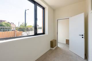 Deze totaal gerenoveerde woning (EPC A) is gelegen op 10 minuten fietsen van het historische centrum en vlakbij de stadsring en 10 minuten van de R4. <br />De woning wordt betreden via de inkomhal met vooraan, aan de straatzijde een praktische berging/wasplaats waar ook een fiets kan worden gestald. Verder is de hal is er onder de trap een apart toilet.<br /><br />De volledig uitgeruste keuken sluit vloeiend aan op de leefruimte, die uitgeeft op de tuin. Tegen de akte voorziet de verkoper nog de afwerking van de buitenmuren, die effen gezet en bijvoorbeeld wit geschilderd zullen worden. <br /><br />Op de eerste verdieping bevindt zich de master bedroom en de complete badkamer, uitgerust met ligbad, douche en toilet.<br /><br />De tweede verdieping biedt nog twee bijkomende slaapkamers: één grote en één middelgrote kamer. De kamer aan de straatkant verrast met een prachtig zicht op het water.<br /><br />Beschikbaar bij akte. <br /><br />Contacteer Top Vastgoed voor een bezoek op 0475 700 700.