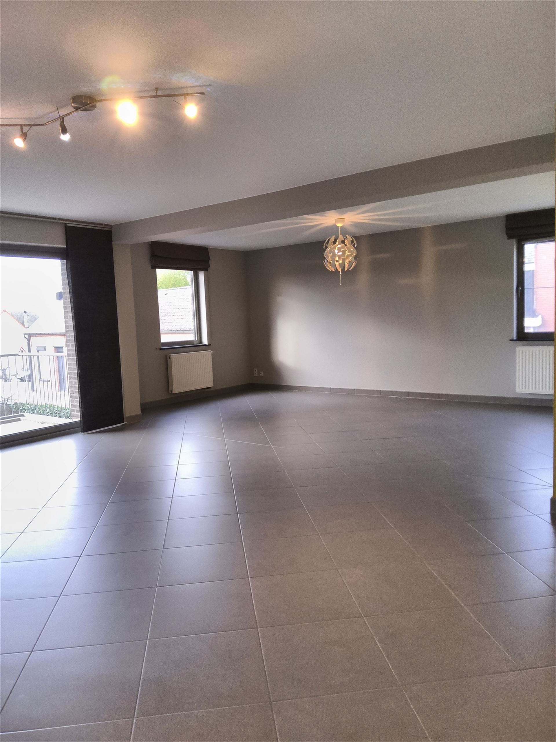 Ruim 2 slaapkamer-appartement met garage - foto 3