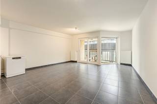 <strong>Heist-Aan-Zee: Instapklaar 2-slaapkamerappartement te koop op een uitstekende locatie met zijdelings zeezicht in Heist.</strong><br /><br />Vlakbij het gezellige Heldenplein en op wandelafstand van de zee, bevindt zich dit instapklare appartement met twee slaapkamers. Dankzij het zijdelings zeezicht geniet u hier dagelijks van een aangename vakantiesfeer. Ideaal voor zowel vaste bewoning als een tweede verblijf aan zee.<br /><br /><strong>Indeling: </strong><br />Inkomhal met gastentoilet, lichtrijke leefruimte met toegang tot het terras vooraan die zijdelings zeezicht biedt, geïnstalleerde open keuken, badkamer met ligbad en dubbele wastafel, berging/wasplaats, twee volwaardige slaapkamers, terras achteraan.<br /><br /><strong>Troeven: </strong>
<ul><li>Volledig instapklaar.</li><li>Zijdelings zeezicht.</li><li>Topligging nabij Heldenplein, strand, restaurants, winkels...</li><li>Private kelderberging en makkelijk toegankelijke fietsenberging.</li></ul>
Meer informatie? Contacteer Ayita op 0496 13 43 12. of via mail ayita@eraservimo.be