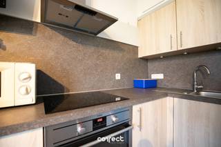 Op minder dan 1 km van het strand en de zee vindt u dit goed onderhouden, gemeubeld appartement in De Haan (Park Atlantis). Het appartement is gelegen op de 1e verdieping van residentie “Orchidee” en beschikt over een aangenaam terras met open zicht op het groen.Park Atlantis biedt verschillende faciliteiten zoals tennisvelden, petanquepleinen, speeltuintjes en gratis parkeergelegenheid op het domein. U geniet er van een rustige en groene omgeving, ideaal om te ontspannen en tot rust te komen.De indeling omvat een lichtrijke leefruimte met vernieuwde en moderne keuken. Daarnaast is er een aparte slaapkamer met tweepersoonsbed en een praktische badkamer met douche, lavabo en toilet.Ook een private berging is inbegrepen, wat extra comfort biedt.Het appartement wordt gemeubeld verkocht, waardoor het meteen instapklaar is.Dit appartement is ideaal als vakantieverblijf aan onze kust of als investering. Domicilie is niet toegestaan. Renovatieplicht: ja.📞 Contacteer Lorenzo voor een bezoek: 0492 08 08 08 – lorenzo@correctvastgoed.be👉 Online schattingstool: www.correctvastgoed.be/schatting