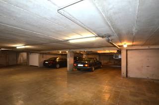 Vlot bereikbare autostaanplaats gelegen op niveau -1 in de Res. Coudekercke.Ruime staanplaats met ca 9,5m diepte. afhankelijk van het type wagen...