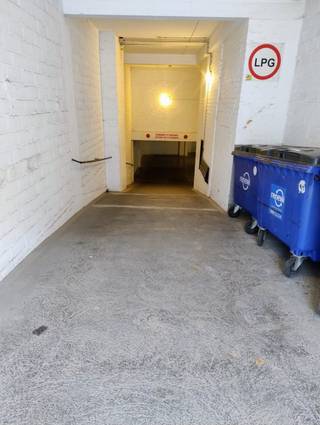  * Gemakkelijk in- en uitrit  * Ruime afmetingen    * afmetingen inrit : B; 2,25m, H; 2,1m (maximale hoogte auto 1,95m)   * afmetingen garagebox: B;...