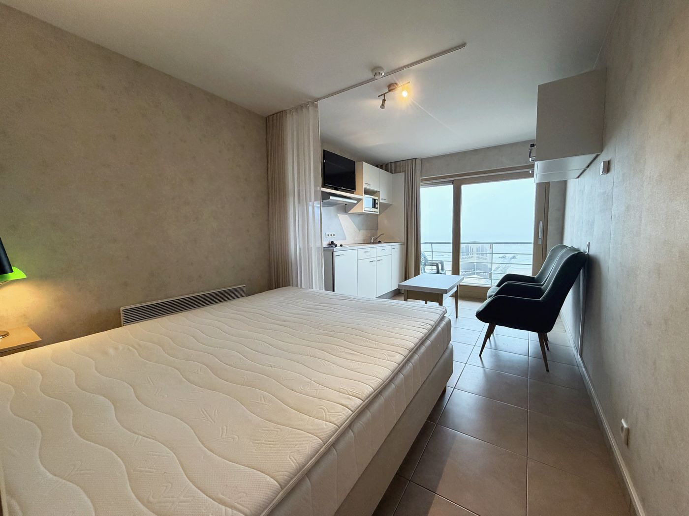 Ingerichte en instpaklare studio met zeezicht gelegen op de Zeedijk van Blankenberge - foto 3