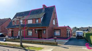Bij ImmoFusion 7/7 “open huis” : klik op onze 3D-TOUR.<br />Ervaar vastgoed alsof je er zelf doorloopt!<br /><br />Welkom in deze charmante woning gelegen op een rustige locatie in Heusden-Zolder. Bij het betreden van de woning komen we meteen uit in de aangename leefruimte, waar een aparte hoek voorzien is die perfect kan dienen als bureau of werkplek. Deze ruimte vloeit naadloos over in de keuken, waardoor een open en verbonden gevoel ontstaat. De keuken is bijzonder ruim en uitgerust met een oven, spoelbak, dampkap en inductievuur. Het keukenmeubel biedt bovendien zeer veel opbergruimte en via deze ruimte heeft men rechtstreeks toegang tot de tuin.<br /><br />Verder geniet de ruime eetkamer van een overvloed aan natuurlijk licht, wat zorgt voor een aangename sfeer doorheen de dag. Op het gelijkvloers bevindt zich eveneens de badkamer, volledig ingericht met oog op comfort en toegankelijkheid. Deze is voorzien van een inloopdouche, een wasbak en een elektrisch vuurtje, waardoor ze ook ideaal is met het oog op later wonen. Op deze verdieping vinden we bovendien de grootste slaapkamer terug, die dankzij het grote raam baadt in natuurlijk licht.<br /><br />Via de gang bereiken we het gastentoilet en de trap naar de bovenverdieping. Hier bevinden zich nog 3 slaapkamers, en een berging. De vierde slaapkamer is bijzonder ruim en biedt voldoende plaats voor een dubbel bed en een grote kleerkast. Vanuit deze kamer geniet men bovendien van een mooi zicht op de tuin van het pand.<br /><br />De woning beschikt over centrale verwarming en vormt een ideale combinatie van ruimte, comfort en functionaliteit, gelegen in een aangename en rustige woonomgeving.<br /><br />Pluspunten van deze woning:<br />- Gelijkvloerse badkamer en slaapkamer, ideaal voor levenslang wonen<br />- Ruime en lichtrijke leef- en eetruimte<br />- Grote keuken met veel opbergruimte en toegang tot de tuin<br />- 4 slaapkamers<br />- Rustige en aangename ligging<br /><br />Voor een bezichtiging ter plaatse of meer info, bel ons op 078/78.78.70, of kom gewoon binnen op ons kantoor, steeds welkom!