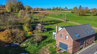 Een ruime (334m²) eengezinswoning met maar liefst 6 slaapkamers, dubbele garage, rustig gelegen in een landelijke en groene omgeving. Op...