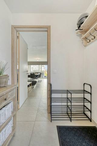 Cette spacieuse maison de 3 chambres allie confort et durabilité : 10 panneaux solaires (415 W chacun), un système de ventilation D pour une qualité de l'air optimale et un abri d'auto. Situé sur un terrain de 483 m², à distance de marche d'une boulangerie, d'une boucherie et d'une pharmacie. Parfait pour ceux qui veulent vivre au calme avec toutes les commodités à proximité.EPB sur demandePlanifiez rapidement votre visite via Dewaele.com !Vous pouvez consulter les conditions générales de Dewaele DIY sur dewaele.com.