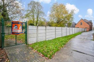 🏡 Karaktervolle gezinswoning met bijna 300m² bewoonbare oppervlakte ideal voor zelfstandige activiteit! Unieke zichtbare ligging rechtover de Burcht. Alle faciliteiten op wandelafstand. Vele ramen zorgen voor een lichtrijk geheel met + op de verdieping 5 ruime slaapkamers en badkamer. De zolder heeft een mooie nokhoogte en biedt uitbreidingsmogelijkheden. De leuke tuin met nieuw terras is een zeldzame troef met extra toegang via achterliggende straat!<br />Mits de nodige opfris- en renovatiewerken een pareltje! <br />Op JUNOvastgoed.be kan u meer informatie vinden en bijkomende documenten downloaden! Dit pand kan onderhevig zijn aan de renovatieverplichting. Meer info op https://www.vlaanderen.be/bouwen-wonen-en-energie/bouwen-en-verbouwen/renovatieverplichting-voor-nieuwe-eigenaars