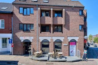 <h1>Handelspand met tal van commerciële mogelijkheden op toplocatie in Genk</h1>
<p><strong>Hoogstraat 16, 18 en 20 – 3600 Genk</strong></p>
<p>Op een <strong>centrale en commercieel interessante locatie in Genk</strong> bevindt zich dit veelzijdige handelspand, bestaande uit drie aansluitende huisnummers en goed voor een totale vloeroppervlakte van circa <strong>790 m²</strong>, aangevuld met een kelderruimte van ongeveer <strong>100 m²</strong>.</p>
<p>Het pand was voorheen uitgebaat als het gekende restaurant <strong>Lorraine</strong> en beschikt nog steeds over een <strong>volledig uitgeruste professionele keuken</strong>, waardoor het uitermate geschikt is voor een horecazaak. Dankzij de ruime indeling en de verschillende afzonderlijke functies biedt het geheel echter ook tal van mogelijkheden voor andere commerciële activiteiten.</p>
<h3>Restaurant &amp; professionele keuken</h3>
<p>Het voormalige restaurantgedeelte beschikt over een ruime commerciële inrichting en een <strong>uitgeruste keuken</strong>, waardoor een snelle heropstart van een horecaconcept mogelijk is. De aanwezige voorzieningen vormen bovendien een interessante basis voor een restaurant, brasserie, traiteurzaak of andere horecagerelateerde activiteit.</p>
<h3>Afgesloten feestzaal</h3>
<p>Een bijkomende troef is de <strong>afgesloten feestzaal</strong>, die volledig is uitgerust en afzonderlijk gebruikt kan worden. De ruimte beschikt onder meer over:</p>
<ul>
<li>
<p>Ingebouwde frigo's</p>
</li>
<li>
<p>Een volledig uitgeruste toog</p>
</li>
<li>
<p>Ruime zit- en feestmogelijkheden</p>
</li>
<li>
<p>Een afzonderlijke en afsluitbare inrichting&amp;toegang</p>
</li>
</ul>
<p>Deze ruimte kan eveneens <strong>afzonderlijk gehuurd worden voor feestjes, evenementen en privégelegenheden</strong>, wat bijkomende commerciële mogelijkheden biedt.</p>
<h3>Winkelruimte / showroom</h3>
<p>Naast het horecagedeelte is er tevens een ruime <strong>winkel- en showroomruimte</strong> aanwezig. Deze kan perfect worden aangewend voor retail, showroomactiviteiten, dienstverlening of een combinatie van verschillende commerciële functies.</p>
<p>De aanwezigheid van de drie huisnummers <strong>Hoogstraat 16, 18 en 20</strong> weerspiegelt dan ook de veelzijdige indeling en de verschillende gebruiksmogelijkheden van het pand.</p>
<h3>Troeven</h3>
<ul>
<li>
<p>Totale vloeroppervlakte: circa <strong>790 m²</strong></p>
</li>
<li>
<p>Kelder</p>
</li>
<li>
<p>Drie aansluitende handelspanden: <strong>Hoogstraat 16, 18 en 20</strong></p>
</li>
<li>
<p>Voormalig restaurant Lorraine</p>
</li>
<li>
<p>Professioneel uitgeruste keuken</p>
</li>
<li>
<p>Afgesloten en volledig uitgeruste feestzaal</p>
</li>
<li>
<p>Ingebouwde frigo's en toog</p>
</li>
<li>
<p>Ruime winkel-/showroomruimte</p>
</li>
<li>
<p>Tal van commerciële invullingsmogelijkheden</p>
</li>
<li>
<p>Geschikt voor horeca, retail, evenementen, showroom of combinatie van functies</p>
</li>
</ul>
<p><strong>Een bijzonder veelzijdig commercieel pand met een ruime oppervlakte en verschillende gebruiksmogelijkheden, gelegen op een centrale locatie in Genk.</strong></p>
<p>Voor meer informatie of een bezoek ter plaatse info@jansenrealestate.be of 011/39 90 50</p>