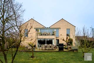 INDELINGDe woning op een perceel van 13,62a verwelkomt u via een lichtrijke, hoge inkomhal die toegang biedt tot zowel de leefruimte als de...