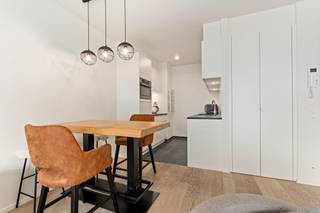 Op de prestigieuze Oosteroever bevindt zich deze stijlvol ingerichte en uitstekend onderhouden penthouse in residentie Victoria. Op wandelafstand van het strand, de zee, jachthaven, duinen en Fort Napoleon geniet je hier van een unieke woonbeleving aan de kust.

Dankzij de vele raampartijen geniet de penthouse van een overvloed aan natuurlijk daglicht. Vanuit de ruime leefruimte voorzien van een ruime maatkast heb je toegang tot het royale terras van maar liefst 24 m². De gunstige oriëntatie maakt dit de ideale plek om te genieten van de namiddag- en avondzon, met een prachtig uitzicht over het groene Ensor Park en richting de duinen.

De leefruimte sluit aan op de volledig uitgeruste open keuken met kwalitatieve toestellen. Verder beschikt de penthouse over een ruime slaapkamer met ingemaakte kasten in walnoothout, een badkamer met inloopdouche en dubbele lavabo, een afzonderlijk toilet en een praktische berging.

Het appartement is volledig instapklaar en afgewerkt met parket in de woonkamer en slaapkamer, een stijlvolle tegel in de overige ruimtes.

De residentie beschikt over een gemeenschappelijke fietsenberging. De aanwezige meubelen kunnen mee worden overgenomen.

Verkoop onder registratierechten (2% of 12%). Uitermate geschikt als tweede verblijf, vaste bewoning of investering.

Een unieke kans voor wie stijlvol en comfortabel wil wonen op een van de meest gegeerde locaties van Oostende. Contacteer Els via 0468 13 77 64 of els@keyimmo.be voor meer info of een bezoek.