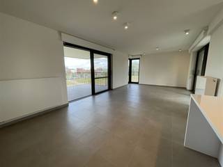 Mooi gelegen appartement in het centrum van Harelbeke.  Inkom, ruime living, keuken met kookplaten, dampkap, koelkast, oven, microgolf en...