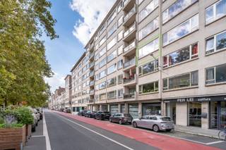 <p>Interesse in dit pand? Neem voor bijkomende informatie of het maken van een afspraak rechtstreeks contact op met Steven Plompen via <strong>+32 498 61 58 86</strong> of <strong>steven@copandi.be</strong>.</p><p>Dit appartement is instapklaar en bevindt zich aan de rand van het centrum van Mechelen, met een uitstekende verbinding met openbaar vervoer, centrum Mechelen, scholen en winkels op wandelafstand. Een ondergrondse staanplaats is inbegrepen in de prijs.<br /> De ramen werden in 2025 nog allemaal vernieuwd . Keuken en badkamer zijn in orde en bruikbaar, maar kunnen eventueel gemoderniseerd worden.</p><p>Er zijn geen verplichte kosten want het EPC is een label B, de elektrische installatie is conform en er is geen asbest aanwezig.</p><p>De gemeenschappelijke kosten in dit gebouw bedragen circa 300 euro/maand, maar hier is de verwarming en verbruik van water reeds inbegrepen.</p><p><strong>INDELING</strong> <br />Inkomhal met vestiairekast, berging, ruime leefruimte van 34m² op originele parketvloer, afzonderlijke keuken voorzien van alle toestellen, 2 slaapkamers, 2 badkamers, terras van circa 8m² .</p><p>Voor meer info of een bezoek ter plaatse, contacteer steven@copandi.be of bel 0498 61 58 86</p>