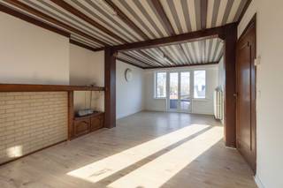 Roeselare. Opbrengsteigendom van 2 verhuurde appartementen en 1 aparte loods centraal tussen Rumbeke en Roeselare gelegen. Prijs bespreekbaar.2...