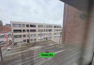 Te huur in Oostende: uitzonderlijk ruim appartement van maar liefst 200 m², ideaal gelegen vlakbij alle dagelijkse voorzieningen en met een bijzonder vlotte verbinding naar de autostrade. <br /><br />Dankzij de centrale ligging bevinden winkels, scholen, openbaar vervoer en andere faciliteiten zich op korte afstand, terwijl u toch geniet van ruimte en comfort in een aangename woonomgeving.<br /><br />Dit lichtrijke appartement onderscheidt zich vooral door zijn gigantische leefruimte, waar u moeiteloos verschillende gezellige zithoeken en een ruime eetplaats kunt creëren. De grote raampartijen zorgen voor een open en aangenaam gevoel doorheen de volledige woonruimte. Aansluitend beschikt het appartement over twee ruime terrassen waar u in alle rust van het buitenleven kunt genieten.<br /><br />De keuken is volledig uitgerust en voorzien van een zeer ruime berging. <br /><br />Verder omvat het appartement drie volwaardige slaapkamers, ideaal voor gezinnen, koppels die extra ruimte wensen of wie graag een bureau of hobbykamer voorziet. <br /><br />Daarnaast zijn er twee comfortabele badkamers aanwezig: één badkamer uitgerust met een ligbad en een tweede badkamer voorzien van een praktische douchecabine.<br /><br />Dit appartement biedt een unieke combinatie van ruimte, comfort en een uitstekende bereikbaarheid, wat het een zeldzame opportuniteit maakt op de huurmarkt in Oostende.<br /><br />Het appartement is onmiddellijk beschikbaar en kan gehuurd worden tot 30/06/2028.<br /><br />De huurprijs bedraagt €1.150 per maand, met daarnaast €100 vaste kosten inclusief waterverbruik.<br /><br />