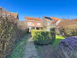 STEVIGE, RUIME, ALLEENSTAANDE WONING MET EEN GROTE TUIN OP 1043M²!DE WONING LIGT IN HET CENTRUM VAN LANGEMARK EN IS INGEDEELD ALS...