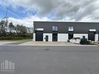 KMO-unit met een oppervlakte van 337 m² te huur op een strategische ligging. De locatie in Zelzate biedt een zeer goede verbinding naar de <strong>R4</strong>, op slechts 2 minuten rijden, waardoor het bedrijfsgebouw vlot bereikbaar is via de E34, E17 en E40. Wat zorgt voor een uitstekende ontsluiting richting Gent, Brugge, Antwerpen, Brussel en de kust.<br /><br />De KMO-unit heeft een vrije hoogte van 6 meter en is voorzien van een lichtstraat met rookluik en een polybetonvloer. Het magazijn is toegankelijke via twee automatische sectionale poorten en een afzonderlijke toegangsdeur. Raampartij op gelijkvloers en verdiep. Tevens zijn er 2 parkeerplaatsen aanwezig. <br /><br />Contacteer PANORAMA B2B voor bijkomende (technische) inlichtingen, plannen of een vrijblijvend plaatsbezoek 0477 02 09 02.
