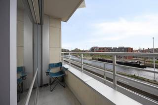 Bent u op zoek naar een strategisch gelegen vastgoedbelegging of een ideale eerste woonst in Gent? Deze instapklare studio aan de Vlaamsekaai staat nu te koop. Met een bewoonbare oppervlakte van 38 m² en een doordachte indeling biedt dit eigendom optimaal wooncomfort op een absolute toplocatie.Dankzij het grote schuifraam over de volledige breedte geniet u van maximale lichtinval en een naadloze overgang naar het terras. Vanaf dit balkon heeft u een uniek, uitzicht over de Schelde.Het slaapgedeelte is slim van de zithoek gescheiden door een kamerhoge gordijnwand. De open keuken is functioneel ingericht met witte kasten en een houten werkblad. De badkamer is volledig betegeld en voorzien van een ligbad, wastafelmeubel en aansluiting voor een wasmachine.De nabijheid van de E17/E40 garandeert een vlotte bereikbaarheid. Dit pand is een waardevaste investering met een hoog verhuurpotentieel of een perfecte pied-à-terre.Dit appartement is op heden verhuurd met een contract van korte duur (3 jaar) aangegaan op 01/08/2025.Troeven:- Ruim terras- Uitzicht op de Schelde- EPC B