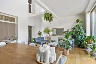 In het centrum van Vilvoorde schuilt achter deze karaktervolle gevel een volledig gerenoveerde, moderne woning, waar de authentieke...