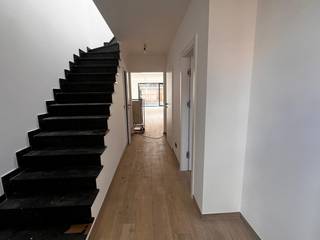 Deze gezellige energiezuinige woning biedt alle mogelijkheden om een gezellige thuis te worden met een zonnige tuin en 3 à 4 slaapkamers. Ze is gelegen in het centrum van Brasschaat op wandelafstand van winkels, diensten en scholen maar ook het prachtige gemeentelijke park en Peerdsbos. De woning biedt gelijkvloers een ruime hal, gastentoilet, bureel (of slaapkamer) (11m²) vooraan, grote woonkamer met volledig geïnstalleerde open keuken en aanpalende bergplaats. Op de eerste verdieping werden 3 slaapkamers (12-10-8m²) en een badkamer met inloopdouche en badmeubel afgewerkt. Achteraan zonnige tuin met ruime tuinberging. Vloerverwarming met warmtepomp, zonnepanelen en conforme elektrische installatie. Voor meer informatie of een plaatsbezoek kan u contact opnemen via info@batimmo-vastgoed.be. Energielabel A