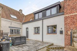 Welkom in deze ideale starterswoning op een zeer rustige locatie te Huizingen. Je wordt verwelkomd in de inkomhal die leidt naar de open keuken en leefruimte. De charmante keuken beschikt over een groot werkblad, veel opbergruimte en is voorzien van kwaliteitsvolle materialen. De leefruimte creëert een gezellige sfeer omwille van de mooie parketvloer. Via de trap kom je op de eerste verdieping terecht, hier vind je de ruime slaapkamer en de badkamer, met wastafel en douche. Ook hier een warme indruk omwille van de parketvloer in de slaapkamer. Aan de voorkant van het huis bevindt zich een ruim, zuidwest gericht terras. Daarnaast beschikt de woning over een grote tuin die helemaal tot aan de straat doorloopt. Als kers op de taart krijg je er een conforme elektriciteitskeuring bij. Geen renovatieverplichting. Deze woning is ideaal als eerste woning of als investering. Zeer rustige locatie maar toch op een boogscheut van winkels, centrum Huizingen, Lot, Halle,... Mis je kans niet om dit huis te komen bezichtigen, we kijken ernaar uit om je te mogen verwelkomen. 