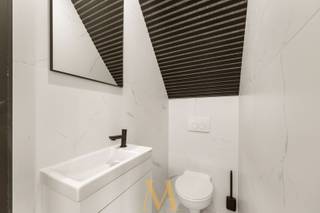 Op een uitstekende locatie, vlak bij het levendige centrum van Kortrijk, bevindt zich deze instapklare en volledig vernieuwde rijwoning. Hier woont u in alle comfort, met winkels, scholen en belangrijke verbindingswegen binnen handbereik.<br /><br />Indeling<br />Via de inkomhal met apart gastentoilet komt u in de lichtrijke leefruimte met open keuken. Deze gezellige woonruimte vormt het kloppend hart van de woning en nodigt uit tot ontspannen en samen genieten. Aansluitend vindt u een charmante stadskoer, ideaal om in alle rust buiten te vertoeven. Een extra troef is de garage met sectionale poort.<br /><br />Op de eerste verdieping bevinden zich twee ruime slaapkamers en een aangenaam dakterras waar u in alle privacy kunt genieten van de buitenlucht. De tweede verdieping biedt nog twee volwaardige kamers, perfect als extra slaapkamers, bureau of hobbyruimte.<br /><br />Troeven van deze woning
<ul>
<li>Volledig gerenoveerd</li>
<li>Energiezuinig (EPC B)</li>
<li>Garage</li>
<li>Centrale en vlot bereikbare ligging</li>
</ul>
<br />Een ideale woning voor starters of jonge gezinnen die op zoek zijn naar een moderne, comfortabele thuis op een toplocatie in Kortrijk.<br /><br />Meer info of een bezoek?<br />Neem contact op met Maxime Vanneste via 0498 44 78 00 of info@maximevanneste.be