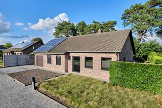 <strong>Smaakvol gerenoveerde woning met prachtig zicht in een verkeersluwe omgeving</strong>. Ter hoogte van de Madeliefstraat 19 in Houthalen-Oost houden we halt aan deze instapklare open bebouwing. Mooi perceel van 6a75ca met veel privacy en prachtig zicht op het groen. De woning is oorspronkelijk gebouwd eind jaren '80 en is doorheen de voorbije jaren met veel oog voor detail gerenoveerd. Denk maar aan nieuwe aluminium ramen met zonwerend glas, zonnepanelen (4080 Wp), nieuwe keuken, vloeren, airco, ... Alle ruimtes bevinden zich op het gelijkvloers en de zolderverdieping kan naar wens verder ingericht worden. <br /><br /><span>Gelijkvloers</span>:<br />Via de lichtrijke inkomhal betreden we de woning met houten schuifdeur naar de leefruimte. Apart toilet en ruimte voor vestiaire. Open leefruimte waarin gezellige zit-en eethoek met pelletkachel en airco die zowel koelt als warmt. De leefkeuken met groot eiland is de eyecatcher in deze ruimte. Kwalitatieve afwerking met Dekton werkblad, ingebouwde toestellen van A-merken en veel opbergruimte en handige lades. Groot schuifraam met toegang tot de tuin. Langs de keuken is er een handige wasberging voorzien van maatkasten waardoor extra berging.<br /><br />Momenteel is er 1 grote slaapkamer (oorspronkelijk waren dit 2 kleinere slaapkamers) met ruime kastenwand en airco. Nachthal met toegang tot een kleine bergruimte (ook aansluitingen voorzien voor wasmachine) en de comfortabele badkamer met lavabo en ligbad. Deze is momenteel perfect bruikbaar en kan naar eigen wens in een nieuw jasje worden gestoken.<br /><br />Inpandige garage met ruimte voor het parkeren van 1 wagen. De hybride warmtepompboiler (lucht/lucht) en de meters van de nutsvoorzieningen zijn hier ook ondergebracht. Extra parkeergelegenheid is voorzien dankzij de carport en oprit.<br /><br /><span>Verdieping</span>:<br />Toegang tot de zolder die momenteel als stockageruimte dient. Mits de nodige afwerking en het plaatsen van een trap kunnen hier extra slaapkamers ondergebracht worden. <br /><br /><span>Tuin</span>:<br />Het onderhoudsvriendelijke perceel laat je in alle rust en privacy genieten van een prachtig zicht op het groen. In het moderne tuinhuis kan je makkelijk al je tuingerief stockeren. Het nodige materiaal is trouwens voorhanden om een overdekt terras te voorzien.<br /><br />De woning heeft een goede EPC-score (label B - 146 kWh/(m² jaar). Verwarming met pelletkachel en airco in de slaapkamer en leefruimte. Het asbestattest is in aanvraag. Op de elektriciteitskeuring zijn enkele opmerkingen waardoor niet conform. Deze attesten zijn te bekijken onder "downloads".<br /><span><br /></span>Ben je op zoek naar een instapklare gelijkvloerse woning met uitbreidingsmogelijkheden en een rustige ligging in het groen? Neem dan gerust contact met ons op voor een bezoek.
<p>Voor meer informatie of een bezoek ter plaatse: 011 39 90 50 - info@jansenrealestate.be<br /><br />Wij ontzorgen je ook voor <strong>de verkoop</strong> van <strong>je huidige woning</strong>! Voor meer uitleg helpen we je graag verder.</p>