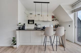 Instapklare, lichtrijke duplex met 2 terrassen te koop in hartje AalterOp een steenworp van de Markt in het bruisende centrum van Aalter ontdek je deze instapklare duplex (ca. 135 m²) met twee zonnige terrassen – de perfecte combinatie van ruimte, comfort en een topligging. Dankzij de vlotte verbinding naar de E40 én het station is dit een ideale uitvalsbasis voor wie centraal wil wonen zonder in te boeten aan rust en kwaliteit.Deze stijlvolle duplex is afgewerkt met duurzame, hoogwaardige materialen en beschikt over ruime, lichtrijke kamers. Verhuizen zonder zorgen? Dat kan hier!Indeling:Eerste verdieping:Inkomhal met keramisch parket en elegante houten trapGastentoiletRuime en lichte leefruimte met automatische horizontale lamellenModerne open keuken met aansluitende eetplaatsPraktische bergingVerdieping:3 volwaardige slaapkamersVolledig uitgeruste badkamerExtra’s:Mogelijkheid bijkopen van 2 ondergrondse staanplaatsen. Extra private bergruimte inbegrepenTroeven:Vloerverwarming voor optimaal comfortTwee terrassenEnergiezuinige en duurzame afwerkingInstapklaar – onmiddellijk beschikbaar