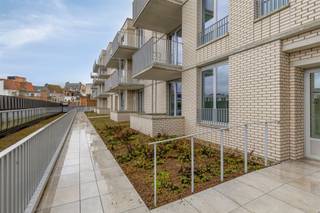 <p><span>KNAP APP. MET 2 SLKS + TERRAS OP EEN TOPLOCATIE IN ANTWERPEN</span></p><p><span> </span></p><p><span>In de residentiële wijk Zurenborg in het zuidoosten van de stad Antwerpen treffen wij residentie Plantin Moretus aan. De buurt staat gekend om de statige huizen, de gezellige pleinen en haar prachtige architectuur. Tevens bevinden wij ons nabij het Stadspark, het centraal station, het bruisende stadscentrum met diverse horecagelegenheden, lokale handelaars, de Antwerpse Zoo, De Groenplaats, De Meir, ... Kortom een stadswoning op een ware A-locatie met alle voorzieningen binnen handbereik!</span></p><p><span> </span></p><p><span>Toegekomen aan de residentie nemen wij de lift naar de eerste verdieping. Hier ontdekken wij een comfortabel &amp; lichtrijk appartement. Het appartement beschikt over een inkomhal die ons toegang geeft tot enerzijds het gastentoilet en anderzijds de ruime leefruimte bestaande uit een eethoek, een zithoek en een volledig uitgeruste keuken. Een enorme troef aan het appartement is de toegang tot het terras via de leefruimte. Via zowel de leefruimte als de inkomhal krijgen wij toegang tot de nachthal die ons naar de twee slaapkamers, de badkamer en de berging/wasplaats brengt. </span></p><p><span> </span></p><p><span>Troeven:</span></p><p><span>- A-locatie</span></p><p><span>- Gloednieuw appartement</span></p><p><span>- Aanwezigheid van een terras</span></p><p><span>- Parkeergelegenheid voor wagen en fiets<br />*Mogelijkheid tot het huren van een parkeerplaats, 125,00 euro/maand + berging 25,00 euro/maand<br /><br /></span></p><p><span>Interesse om de eerste bewoner te worden van dit knap tweeslaapkamerappartement op een absolute A-locatie? Neem contact op met Pillar Estate via <span>info@pillar.estate</span></span><span> of contacteer ons op het nummer 033 695 695.</span></p><p><span>*Deze gegevens zijn louter ter informatieve titel. De vermelde oppervlaktes zijn slechts een indicatie. Pillar kan niet verantwoordelijk gesteld worden voor de juistheid van de aan haar verstrekte gegevens. </span></p><p><span> </span></p>