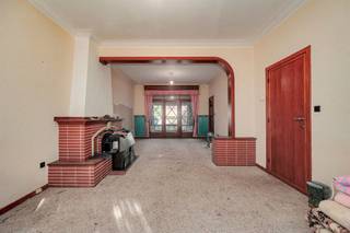<p><span>In de </span><span>Ridder Van Parijsstraat 38</span><span>, gelegen in een</span><span> rustige en aangename woonwijk in Merksem</span><span>, vinden we deze charmante woning met tal van mogelijkheden. Dankzij de vlotte verbinding naar Antwerpen, nabijheid van winkels, scholen, openbaar vervoer en belangrijke invalswegen, geniet je hier van een uitstekende ligging.</span></p><p><span> </span></p><p><span>Het huis beschikt over een praktische indeling, een gezellige tuin, </span><span>3 slaapkamers</span><span> en een </span><span>bewoonbare oppervlakte van 138m²</span><span>, ideaal voor gezinnen of als investering.</span></p><p><span> </span></p><p><span> </span></p><p><span>Indeling</span></p><p><span> </span></p><p><span>Kelder</span></p><p><span>- Oppervlakte van 48m²</span></p><p><span> </span></p><p><span>Gelijkvloers</span></p><p><span>-Inkomhal</span></p><p><span>-Lichtrijke leefruimte</span></p><p><span>-Eetruimte</span></p><p><span>-Aparte keuken</span></p><p><span>-Apart toilet</span></p><p><span>-Ruime tuin</span></p><p><span>-kelder</span></p><p><span> </span></p><p><span>Eerste verdieping</span></p><p><span>-Slaapkamer 1</span></p><p><span>-Slaapkamer 2</span></p><p><span>-Slaapkamer 3</span></p><p><span>-Badkamer met toilet en ligbad</span></p><p><span> </span></p><p><span>Troeven</span></p><p><span> </span></p><p><span>-Rustige woonwijk in Merksem</span></p><p><span>-Gezellige tuin</span></p><p><span>-3 Volwaardige slaapkamers</span></p><p><span>-Veel potentieel als investering</span></p><p><span>-Praktische indeling met veel ruimte en licht</span></p><p><span> </span></p><p><span> </span></p><p><span>Ben jij geïnteresseerd in dit huis te koop in Merksem, ben je op zoek naar ander vastgoed, een investering of wens je de waarde van jouw eigendom te kennen? Dan ben je bij BOLT Immo aan het juiste adres! Wij helpen jou graag verder.</span></p>