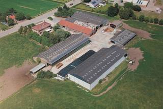 Vleesveebedrijf met mooie gebouwen en moderne woning te koop te Evergem (Sleidinge).Vooraan ligt de ruime, mooi ingerichte woning.Achter de woning is...