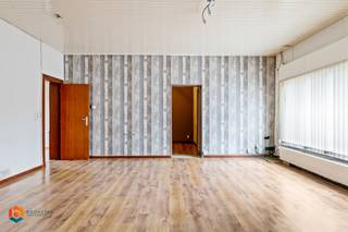 Op een goede locatie te Elzenstraat (SKW) bevindt zich deze ruime, op te frissen woning met 5 slaapkamers. U bevindt zich hier in het centrum, vlakbij winkels, eet-en drankgelegenheden, scholen en het openbaar vervoer. Verder geniet u van een uitstekende bereikbaarheid, op minder dan 5 minuten van de oprit E19 richting Antwerpen of Brussel. <br /><br />We betreden de woning via de inkomhal. De leefruimte kunt u inrichten met een gezellige zithoek en aparte eetplaats. Aanpalend bevindt zich een eerste kamer dewelke u ook kan inrichten als bureau of speelruimte. Verder beschikt u op het gelijkvloers over een geïnstalleerde keuken en de badkamer uitgerust met een ligbad, lavabomeubel en toilet. <br />Via de nachthal op de eerste verdieping bereikt u 3 ruime slaapkamers. De zolderverdieping is volledig afgewerkt en kan gebruikt worden als 5e slaapkamer. Ten slotte beschikt u over een goed georiënteerd tuintje. Langs de linkerkant van de woning heeft u doorgang van 1m naar de tuin.<br /><br />U bent verplicht deze woning binnen de 6 jaar na aankoop grondig energetisch te renoveren tot minimum EPC-label D.  <br /><br />Dit is een uitstekende opportuniteit als u op zoek bent naar een ruime woning met 4 à 5 slaapkamers in het centrum van Elzenstraat. Contacteer ons voor meer informatie op 0480 66 14 77of neem een kijkje op www.boonstravastgoed.be. <br /><br />Bijzonderheden: <br />- 5 slaapkamers<br />- Tuin aanwezig<br />- Centrale ligging