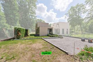 Op een unieke, residentiële ligging in Houthulst bevindt zich dit kwalitatieve nieuwbouwproject, op wandelafstand van het centrum en grenzend aan het kasteeldomein "Kasteel de Groote". De woning geniet dankzij de optimale oriëntatie van volledige bezonning. <br /><br />Het pand omvat op het gelijkvloers een inkomhal, een berging, een toilet, een lichtrijke leefruimte met grote raampartijen en een volledig uitgeruste open keuken met keukeneiland. Daarnaast is een bureauruimte voorzien, met voorzieningen voor een douchecel, die kan omgevormd worden tot slaapkamer, wat levenslang wonen mogelijk maakt. <br /><br />Op de eerste verdieping bevinden zich drie ruime oostgerichte slaapkamers met maximale privacy en een badkamer met douche en dubbele lavabo. Alle ruimtes worden ingericht met kwalitatieve materialen. <br /><br />Tenslotte worden zowel de voor- en zijtuinen als de achtertuin kwalitatief ingericht. In de tuin bevindt zich een tuinmuur en tuinberging. <br /><br />Aarzel niet, leg vandaag nog je bezoek vast en ontdek meer troeven ter plaatse!<br /><br />