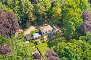 Op een uitstekende locatie tussen Gent en Brugge, vlakbij de op- en afrit van de E40 in Beernem, bevindt zich deze charmante villa in Franse stijl. Via een private dreef bereikt u deze uitzonderlijke eigendom, discreet gelegen in het prachtige kasteeldomein Bloemendale op een domein van 2,66 ha. Ondanks de vlotte bereikbaarheid geniet u hier van absolute rust, volledige privacy en een uitgesproken parkgevoel.<br /><br />De villa biedt een bewoonbare oppervlakte van 496 m² met royale leefruimtes, waaronder een sfeervolle orangerie met open haard, een gezellige zithoek met kachel, een eetplaats en een binnenzwembad met ontspanningsruimte, allemaal met een prachtig zicht op de tuin. Verder zijn er een dubbele garage en twee praktische kelders.<br /><br />Op de verdieping bevinden zich vier volwaardige slaapkamers, waaronder een ruime master bedroom met ensuite badkamer, een tweede douchekamer en een apart toilet.<br /><br />De tuin vormt een waar verlengstuk van de woning en is met veel zorg aangelegd met volwassen bomen, kleurrijke borders en verschillende rustplekken. Daarnaast beschikt het domein over een moestuin en private wandelmogelijkheden in de eigen bossen, waardoor u elke dag geniet van een unieke natuurbeleving.<br /><br />De combinatie van een discreet gelegen domein, de nabijheid van het centrum van Beernem, winkels, scholen en de E40 maakt deze eigendom bijzonder aantrekkelijk. Mits renovatie kan deze villa uitgroeien tot een exclusieve residentie waar charme, natuur, rust en een uitstekende bereikbaarheid harmonieus samenkomen.