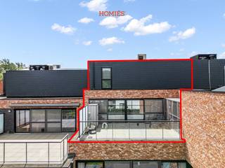 Graag stellen wij u dit duplex-appartement met 3 slaapkamers voor. De woonst bevindt zich op een uiterst centrale locatie, op wandelafstand van het dorpscentrum met diverse voorzieningen zoals restaurant In De Molen, Louis Delhaize, een bakker, een frituur en openbaar vervoer,…. Het appartement is gelegen op de bovenste verdieping en maakt deel uit van een recent (2016), kleinschalige en welonderhouden residentie. Het kenmerkt zich door een kwalitatieve en tijdloze afwerking, waarbij zowel comfort als energiezuinigheid centraal staan. Dankzij de raampartijen geniet de leefruimte van een ruimtelijk gevoel en een overvloed aan licht, met naadloze toegang tot het ruime terras, een absoluut pluspunt. De volledig uitgeruste keuken sluit harmonieus aan bij de leefruimte. Verder beschikt het appartement over 2 bergings en een lift die uitkomt op het slaapverdiep - een bijzonder praktisch voordeel voor een duplex. Het slaapgedeelte omvat 3 ruime slaapkamers, een bureau, een moderne badkamer met zowel ligbad als inloopdouche , en een apart toilet. Dankzij de aanwezigheid van zonnepanelen en het comfort van vloerverwarming aangedreven via een warmtepomp, geniet u hier van een energiezuinige en toekomstgerichte woonoplossing. Bijkomende troeven zijn de lage maandelijkse lasten, het gunstige EPC-label, aanwezigheid van een fietsenstalling en een lift. <em>** Optioneel bij aan te kopen: ondergrondse parking & kelderberging (€30.000) **</em>info@homies.be of 016 22 82 22.