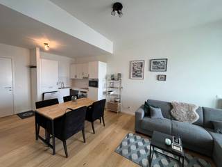 Quares - Group TREVI presenteert :<br />Ontdek dit volledig bemeubeld, stijlvolle en lichtrijke 1-slaapkamerappartement met een warme parketvloer en een open keuken. De keuken is uitgerust met een ingebouwde vaatwasser, koelkast, microgolfoven, warmteluchtoven en een inductiekookplaat.<br /><br />Dankzij de grote raampartijen geniet je van overvloedig natuurlijk licht en directe toegang tot het ruime terras, waar een adembenemend panoramisch uitzicht over Antwerpen op je wacht. Daarnaast beschikt het appartement over een praktische opbergruimte met aansluiting voor een wasmachine en droogkast.<br /><br />Een ideale woonplek voor wie houdt van modern comfort, rust en een uniek uitzicht.<br /><br />Huurprijs: €1085<br />Vaste kosten: €110 voor verwarming en onderhoud gemene delen<br />Niet inbegrepen: water, elektriciteit en internet.<br /><br />Interesse? Vul dan snel je gegevens in!