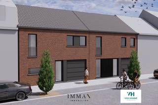 <p>In een rustige en kindvriendelijke buurt van Sint-Kruis bevindt zich deze nieuwbouwwoning met zuidwestgerichte tuin, ideaal voor wie op zoek is naar een thuis op een centrale locatie. De woning ligt in een aangename straat met vlotte verbindingen naar winkels, scholen en het centrum van Brugge.<br /><br />Op het gelijkvloers vind je een inkomhal met vestiaireruimte, gastentoilet en een lichtrijke bureauruimte - leefruimte met eetruimte en open keuken dat toegang biedt tot de berging &amp; wasplaats voorzien in de inpandige garage (22m²). De 1ste verdieping 3 ruime slaapkamers - extra dressingruimte - badkamer met ligbad, douche, toilet en dubbele lavabo. Het 2e verdiep, te bereiken via een vaste trap, biedt een 4e slaapkamer, hobbyruimte of opslagruimte van 34m²! <br /><br />Tot slot is de woning voorzien van hernieuwbare energie (lucht/water warmtepomp &amp; zonnepanelen) en wordt deze verwarmd door middel van vloerverwarming. <br /><br />Voor verdere informatie contacteer Céline op 0476 60 60 23 of mail naar celine@immax.be</p>