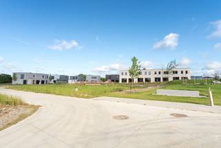 Welkom op onze Inspiratiedag | 31 mei van 14-17 uur | Watertorenstraat 22
Deze moderne woning bouwen we op de nieuwe verkaveling "Het Molenhof" in Koolskamp, deelgemeente van Ardooie. Je vindt deze nieuwe woonbuurt tussen de Diksmuidse Boterweg en de Steenstraat. Je woont er in een rustige, aangename omgeving vlak bij het centrum, op 500 meter van het Dorpsplein met winkels, scholen, horecazaken en openbaar vervoer. De middelbare school H. Kindsheid ligt op 3 à 4 km. Via het op- en afrittencomplex E403 geniet je van een vlotte verbinding.
Deze energiezuinige, moderne woning beschikt over: een inkomhal met toilet, een woon- en eetkamer met aansluitend een open keuken met veel lichtinval, een inpandige garage met berging, 4 slaapkamers, een functionele badkamer, afzonderlijk toilet boven en een (technische) berging. Het gebruik van een warmtepomp in combinatie met vloerverwarming zorgt ervoor dat jouw toekomstige energiefactuur onder controle blijft (E10). Je kiest zelf de afwerkingsmaterialen voor keuken, badkamer, vloeren en binnendeuren. Zo kan je precies wonen zoals jij het zelf wilt.
Een kijkje nemen? Je vindt de ingang van de verkaveling ter hoogte van Steenstraat 27B.
