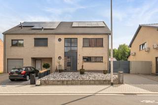 Ruime en energiezuinige halfopen bebouwing met 4 slaapkamers in Bilzen<br /><br />Welkom in de Romershovenstraat nummer 73D! Deze ruime halfopen bebouwing uit 2008 combineert een aangename woonomgeving met heel wat comfort en praktische voorzieningen. Gelegen in het landelijke Romershoven geniet u hier van rust en ruimte, terwijl zowel Bilzen als Hoeselt op minder dan 10min. rijden bereikbaar zijn. In beide centra vindt u een uitgebreid aanbod aan winkels, scholen, horeca en andere dagelijkse voorzieningen.<br /><br />De woning beschikt over een bewoonbare oppervlakte van ca. 278 m² (excl. kelder) en is gelegen op een perceel van 5a88ca. Dankzij de ruime indeling, 4 slaapkamers en verschillende extra ruimtes biedt deze woning heel wat mogelijkheden voor gezinnen die op zoek zijn naar ruimte en comfort.<br /><br />Op vlak van energie en wooncomfort heeft deze woning heel wat te bieden. Zo zijn er zonnepanelen en een thuisbatterij aanwezig. Daarnaast beschikt de woning over airco en wordt ze verwarmd op aardgas. De regenwaterput van 10.000L, aangesloten op de toiletten, draagt verder bij aan een efficiënt watergebruik.<br /><br />Gelijkvloers<br />Via de inkomhal komt u binnen in de woning, met aansluitend een apart toilet. De open leefruimte vormt het hart van de woning en biedt een aangename verbinding tussen de verschillende leefruimtes. De aanwezige houtkachel zorgt hier voor een gezellige warmte en extra sfeer, ideaal om tijdens de koudere maanden heerlijk te genieten.<br /><br />De keuken sluit mooi aan op de leefruimte en is voorzien van een oven, vaatwasmachine en inductiekookplaat en een laminaat werktablet. Verder bevindt zich op het gelijkvloers een badkamer met douche en wastafel.<br /><br />Verdieping<br />De eerste verdieping biedt plaats aan 3 ruime slaapkamers, een apart toilet en een tweede badkamer. Deze badkamer is momenteel nog niet afgewerkt, maar de bijhorende badkamermeubels zijn reeds aanwezig.<br /><br />Zolder<br />De zolderverdieping werd optimaal benut. Deze is ingericht als vierde slaapkamer en beschikt daarnaast over een dressing en extra opbergruimte. <br /><br />Kelder<br />De woning is volledig onderkelderd, wat zorgt voor heel wat extra bergruimte. Zowel langs binnen als langs buiten betreedbaar.<br /><br />Extra comfort<br />De woning is voorzien van dubbele beglazing (aluminium), rolluiken (handmatig/elektrisch), vliegenramen en een alarmsysteem. Zeer recent werd de woning nog geschilderd, wat zorgt voor een frisse en verzorgde uitstraling.<br /><br />Interesse?<br />Bel Ilona op het nummer 0477 64 01 17 of mail naar ilona@vercammenwoonprojecten.be.