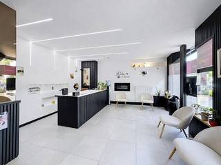 Deze ruime en recent gerenoveerde handelsruimte, momenteel ingericht als beautycenter, biedt een totale oppervlakte van circa 222 m² en tal van mogelijkheden voor diverse commerciële activiteiten of professionele dienstverlening. Het pand is gelegen op een perceel van maar liefst 1.360 m² (13 are en 60 centiare) en beschikt over een ruime tuin. Dankzij de praktische indeling, de grote etalage en de goede zichtbaarheid vormt dit pand een interessante opportuniteit voor wie op zoek is naar een veelzijdige handelsruimte in een dorpskern.<br /><br />Op het gelijkvloers bevinden zich een onthaalruimte, elf afzonderlijke consultatie- of behandelruimten, een sanitair gedeelte, een keuken en een ruime berging. Daarnaast beschikt het pand over voorzieningen voor een privéwellness, twee technische ruimten en een bijkomend gedeelte dat nog verder kan worden afgewerkt. Deze extra ruimte biedt mogelijkheden voor de realisatie van onder meer een zwembad en een bijkomende jacuzzi. Aansluitend bevindt zich de ruime tuin, die extra mogelijkheden biedt om een aangename en ontspannende omgeving te creëren.<br /><br />Op de verdieping bevindt zich extra ruimte die kan worden ingericht als kantoor, praktijkruimte of bijkomende consultatieruimten. Hier is tevens een badkamer aanwezig, uitgerust met een douche, lavabo en toilet.<br /><br />Het pand beschikt over centrale verwarming op aardgas, hoogrendementsbeglazing en 18 Longi-zonnepanelen met een totaal piekvermogen van 9.540 Wp. Met een EPC-label C biedt deze handelsruimte een interessante combinatie van ruimte, functionaliteit en energiezuinigheid.<br /><br />Dankzij de veelzijdige indeling is dit pand geschikt voor uiteenlopende professionele activiteiten, zoals een beautycenter, wellness, praktijkruimte of andere commerciële dienstverlening. Bovendien bestaat de mogelijkheid om het handelsfonds over te nemen, wat perspectieven biedt voor wie de bestaande activiteit wenst voort te zetten. Zowel voor eigen gebruik als voor een investering biedt dit pand tal van mogelijkheden.<br /><br />Maatregelenregister: Blanco (geen maatregelen in het Vlaams Handhavingsplatform)<br /><br /><strong>Voor meer info en/of een bezoek bel mij vandaag nog op 0472/50.08.58 Mohamed Ettaibi</strong>