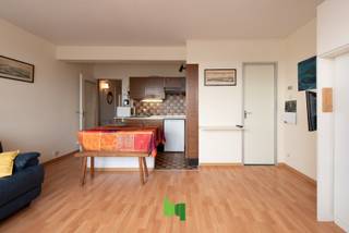 Dit charmante en praktisch ingedeeld appartement is ideaal als tweede verblijf, investering of compacte thuisbasis. De leefruimte geniet van veel natuurlijk licht dankzij de grote ramen en sluit aan op een open keuken.<br /><br />Er is een aparte slaaphoek met stapelbed, perfect voor extra slaapplaatsen. De warme vloer zorgt voor een aangename sfeer.<br /><br />Een instapklaar appartement met optimaal ruimtegebruik en een mooi uitzicht. Interesse? Contacteer ons voor een bezoek!