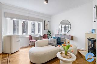 Dit gelijkvloers appartement met één slaapkamer is een must see voor de echte citylovers! Super centraal gelegen aan het Mechelseplein, hartje Antwerpen centrum. Graag koffiekoeken op zondag van bakkerij Lints? Of een apero op het terras van de Kapitein Zeppos? Dat kan dus allemaal, en wel vlak voor je deur! Scholen, winkels en openbaar vervoer liggen allemaal op korte wandelafstand.<br /><br />Het appartement werd recent volledig gerenoveerd volgens de meest recente energienormen en behaalt zo een EPC A-label! De lichtrijke leefruimte met grote raampartijen sluit aan op een open moderne keuken, volledig uitgerust met alle comfort, inclusief vaatwas en quooker kraan!<br /><br />De slaapkamer ligt aan de rustige achterzijde van het appartement en voelt ruim aan. Van hieruit heb je directe toegang tot de badkamer met toilet, douche en lavabo. Ook is er een leuk terras aanwezig met ingebouwde zitbank.<br /><br />Extra troeven: AAA-locatie, EPC A-label, volledig gerenoveerd, privatieve kelderberging, lage algemene kosten, airconditioning, conforme elektriciteit, volledig gemeubileerde inrichting (overname bespreekbaar).<br /><br />Ideaal als investering met sterke verhuurpotentie of als eigen woonst op een bruisende centrumlocatie!<br /><br />Meer vragen of graag een bezoek ter plaatse? Bel Dries: 0470/107 217.<br /> 