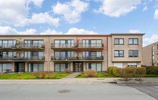 LICHTRIJK APPARTEMENT IN DOODLOPENDE STRAAT MET GARAGE 2 DE VERD. MET LIFT inkomhal, vestiaire hoek, aparte w.c.vrij ruime living met groot...